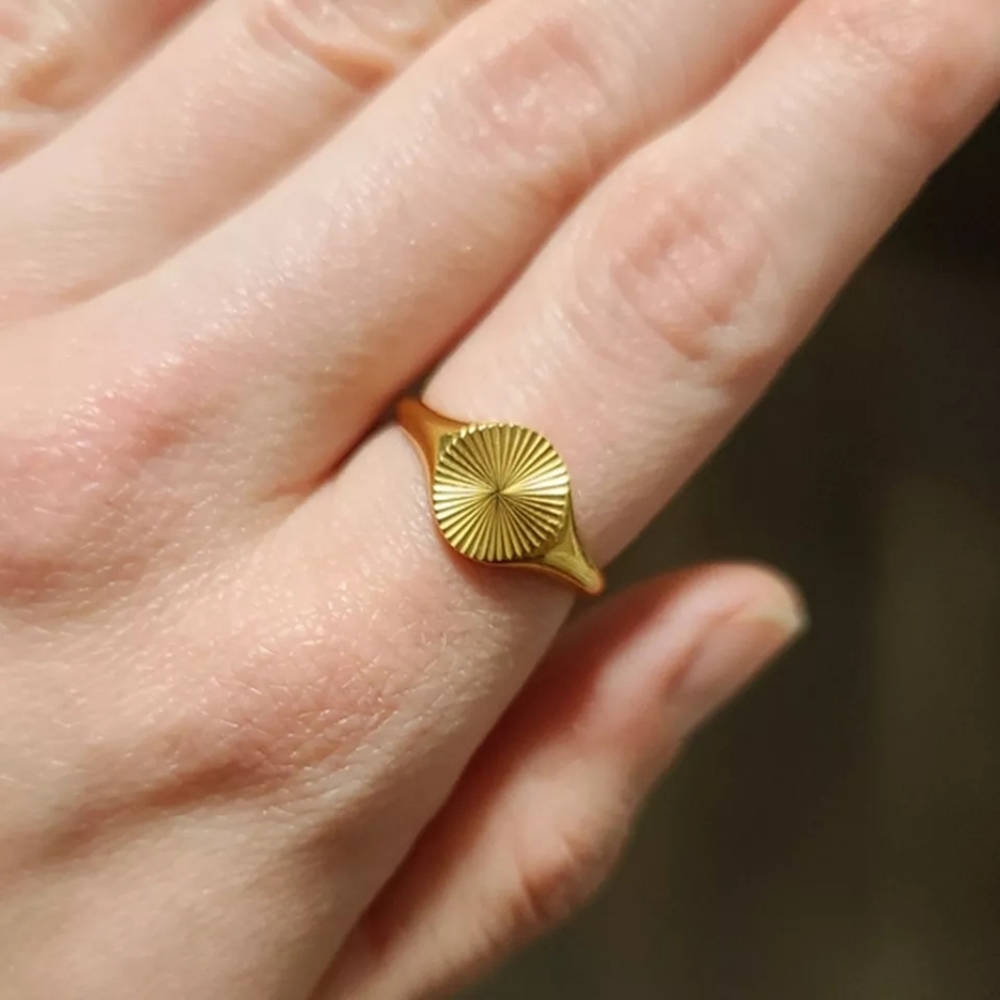 Stylish Chunky Signet Wave Ring - Picture 3 of 7
